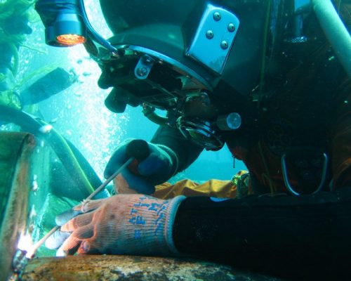 underwater-welder-at-work